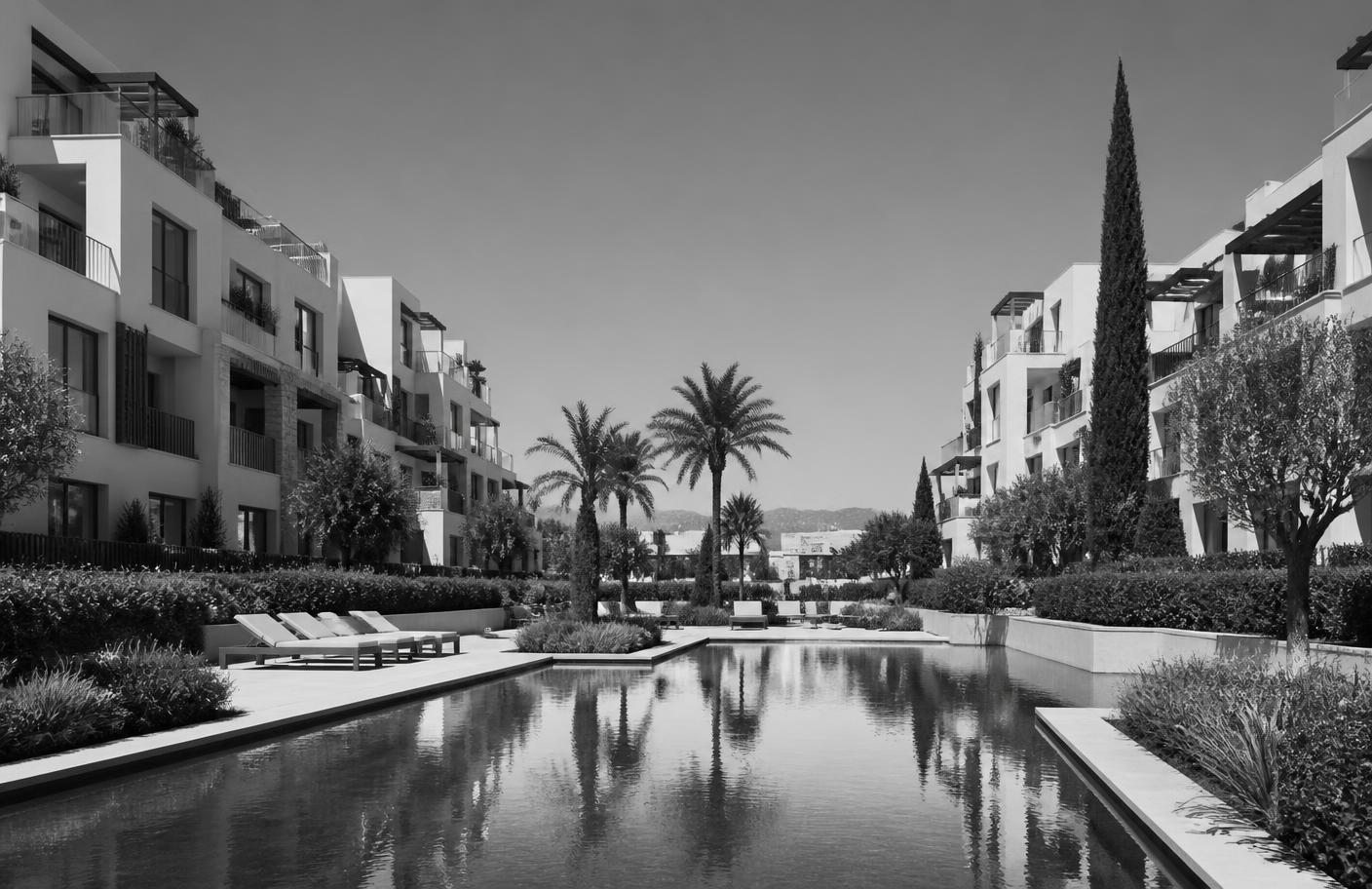 Comunidad residencial de lujo con jardines, palmeras y piscina, en blanco y negro