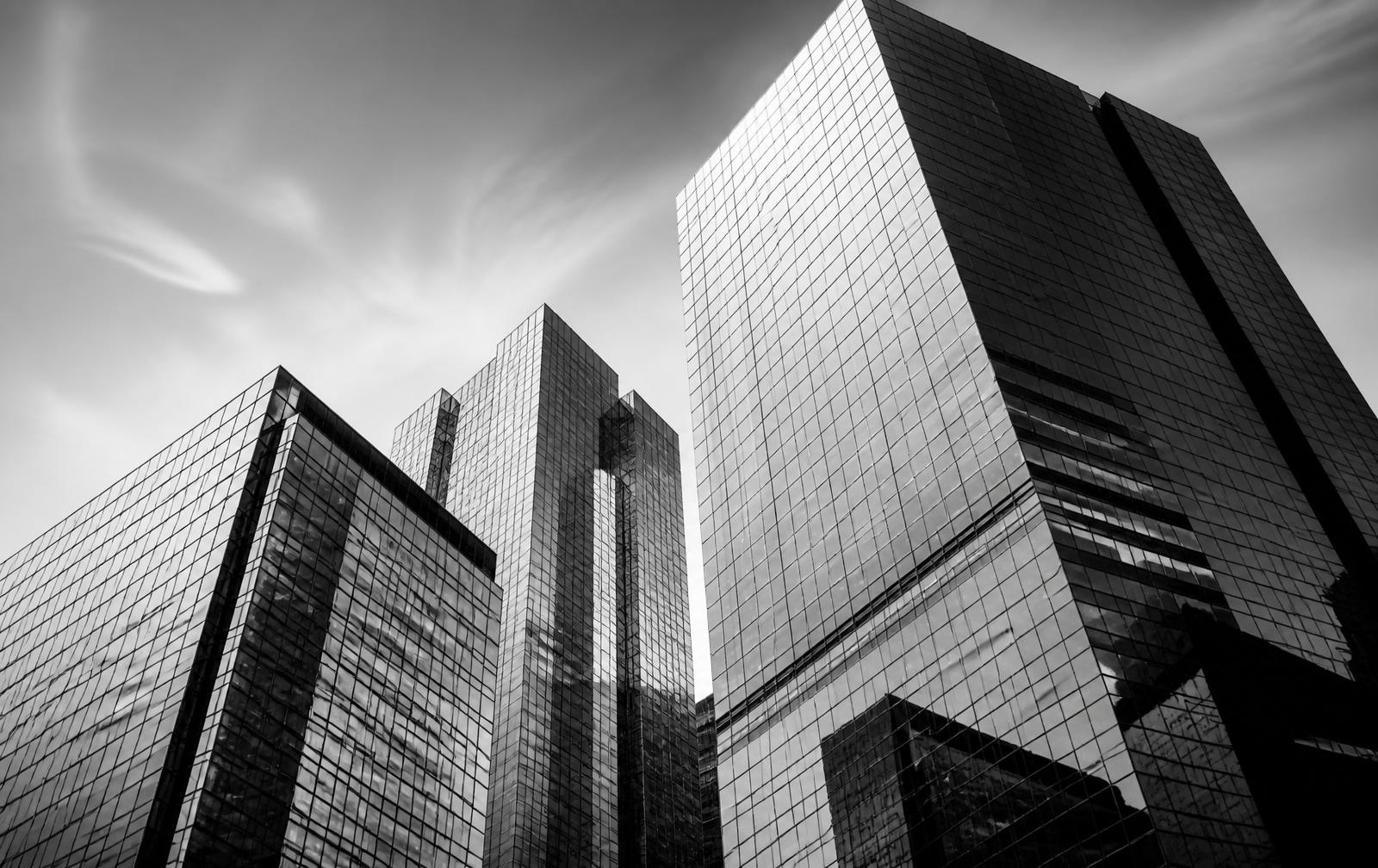 Composición abstracta en degradado azul petróleo y dorado con torres residenciales y curva de crecimiento