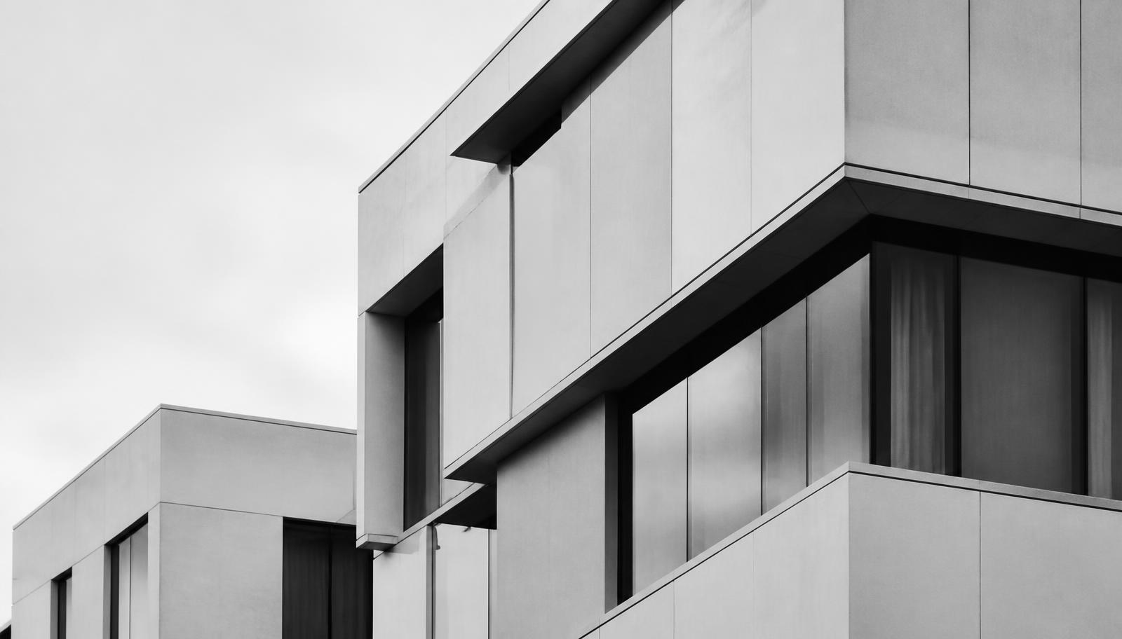 Arquitectura corporativa contemporánea española en blanco y negro